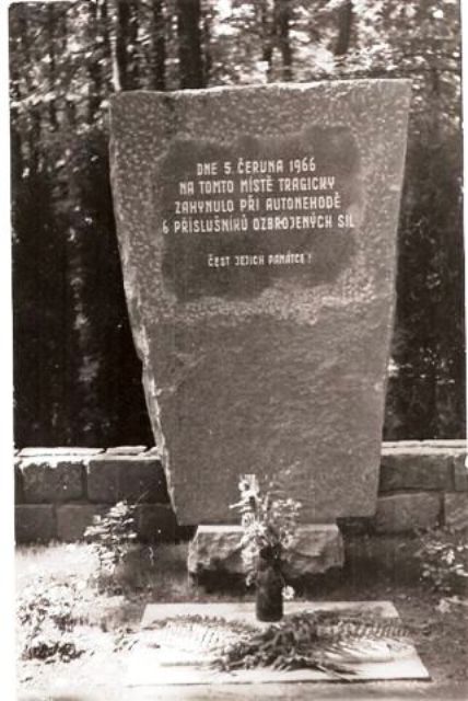 08_1004_01_Ustredni kamen pomniku Steblova.JPG