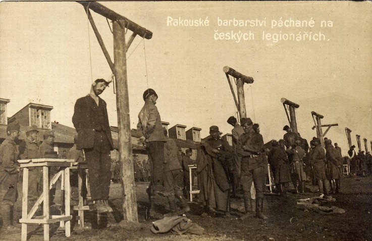Čeští legionáři, asi 1915, oběšenci.jpg