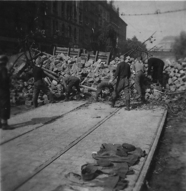 Němečtí zajatci odklízejí barikádu, květen 1945.jpg