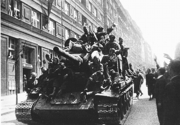 Sovětské tanky v Praze.jpg