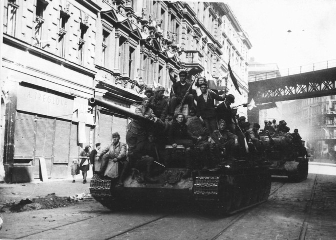 Sovětské tanky v Praze (1).jpg