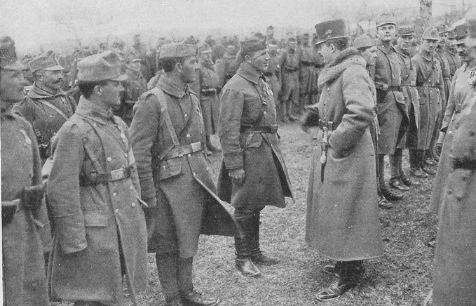 císař Karel v poli 1915.jpg