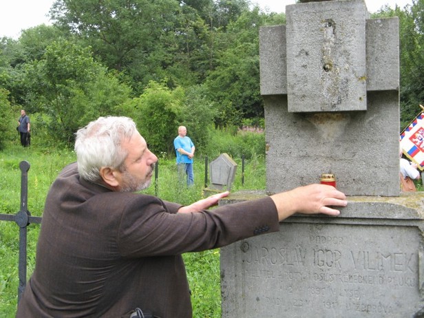 2011-06-29 Ozerna, Ferdinand Vrábel pokládá svíčku na náhrobek čs. legionáře