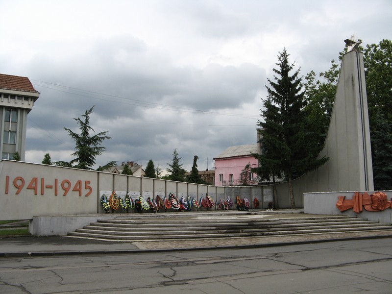 2011-07-03 Chust, památník obětem II. sv. války se jmény Čechoslováků