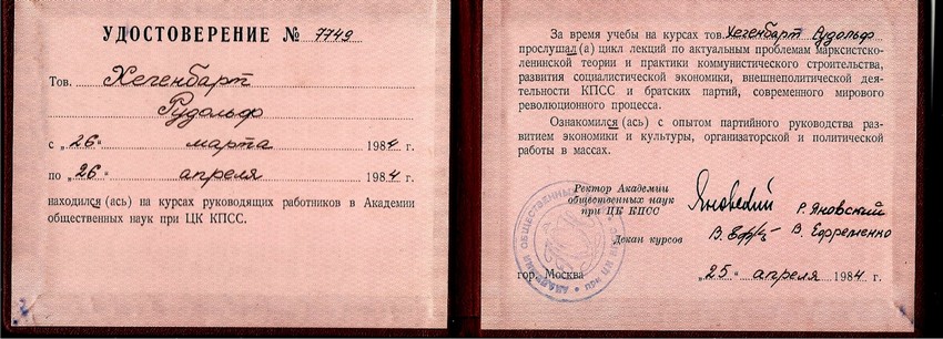 12- Průkaz absolventa studia na akademii společenských věd v Moskvě