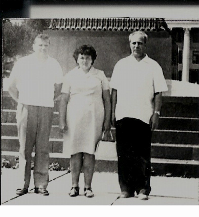 11-Na obrázku vlevo Rudolf Hegenbart, vpravo jeho manželka Marie a dále N. Kolesni
