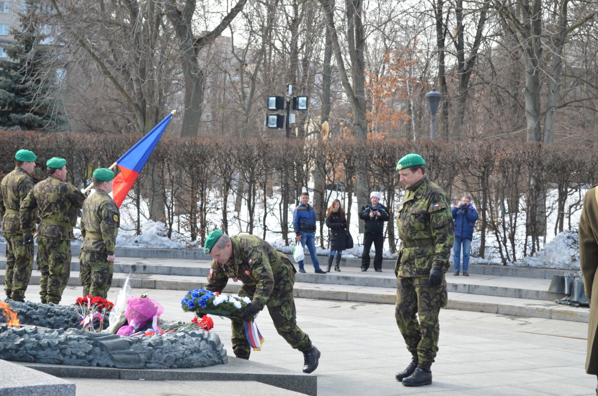 30 4th wreath at the grave of WW II Unknown Soldier-4. venec u hrobu neznameho vojina, Kyjev