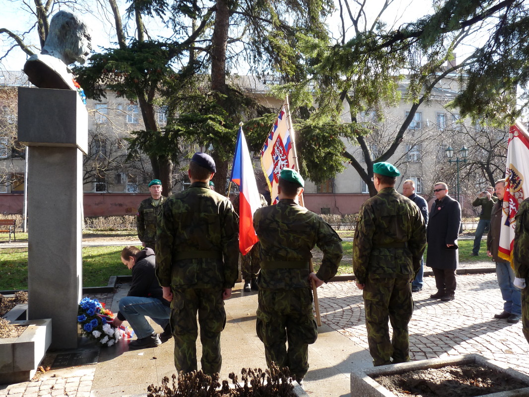 118 Uzhorod 14th wreath at Masaryk bust-Uzhorod, 14. venec u pamatniku TGM