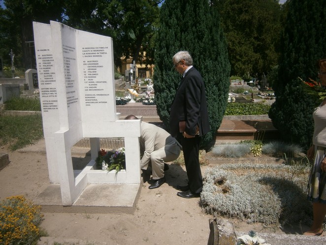 Pri pomniku obeti I. sv. vojny v Komarne