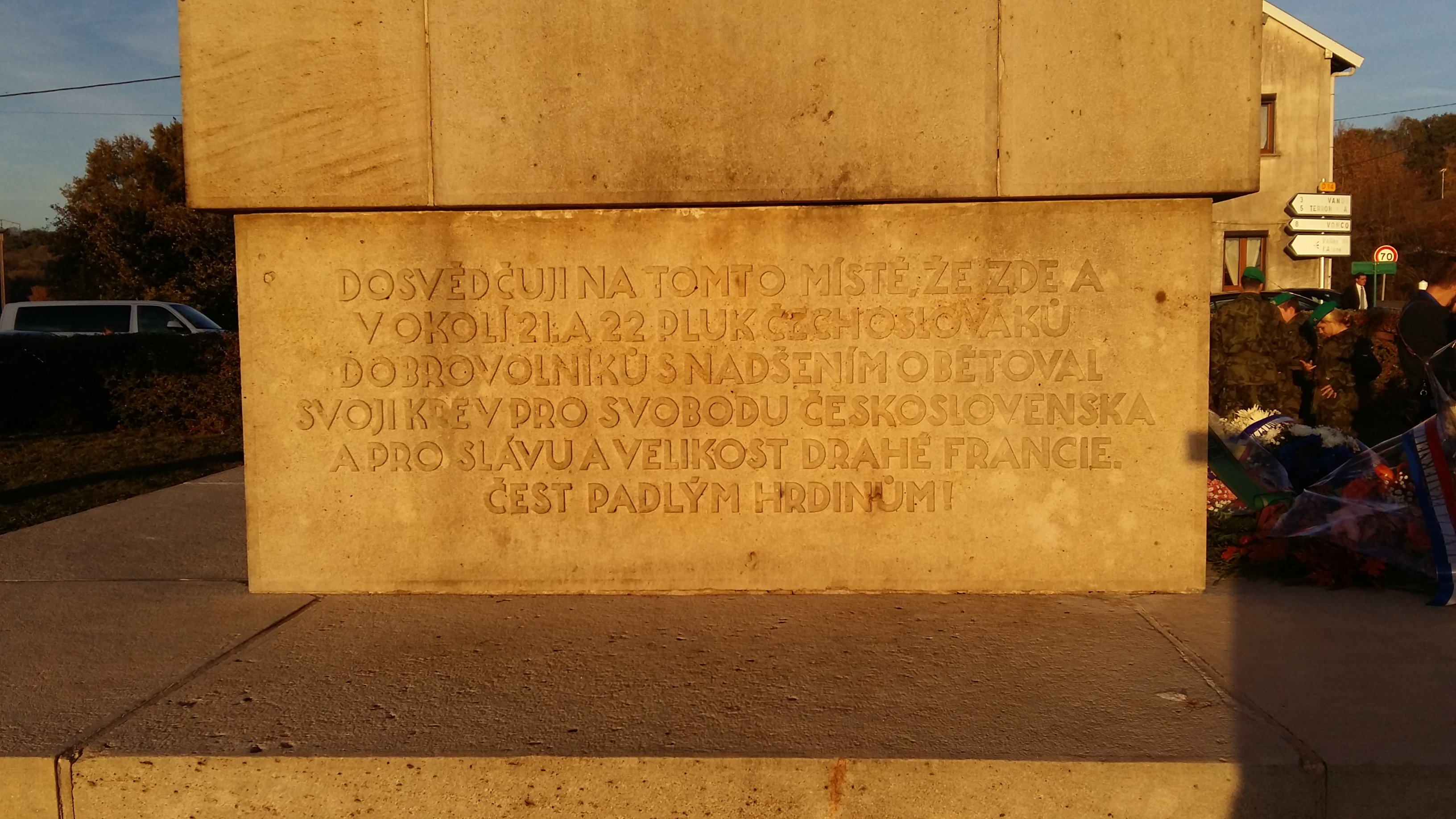 Nápis na pomníku v Chestres