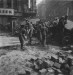 Němečtí zajatci odklízejí barikádu, květen 1945 (1).jpg