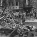 Němečtí zajatci odklízejí barikádu, květen 1945 (2).jpg